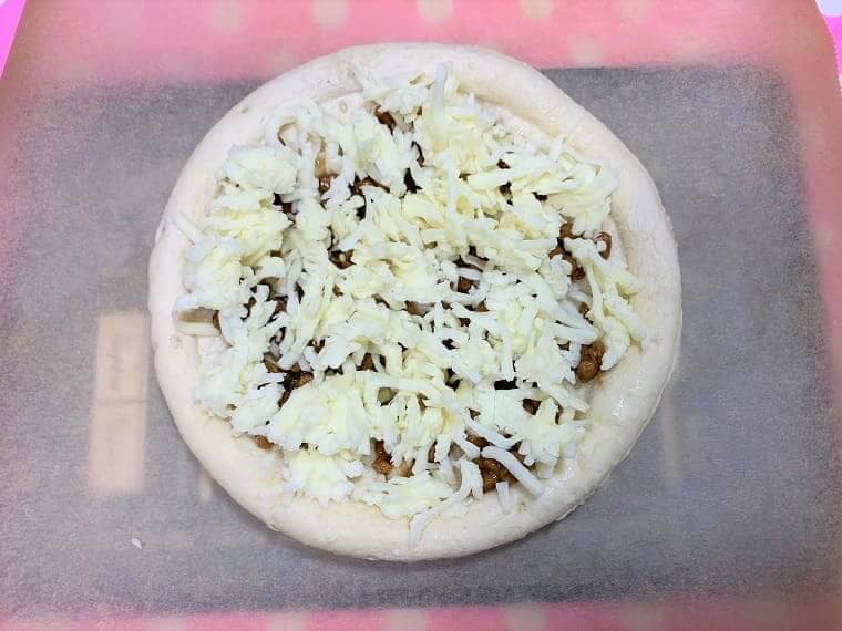 業務スーパーの冷凍ピザと業務スーパーの納豆を使った納豆ピザ