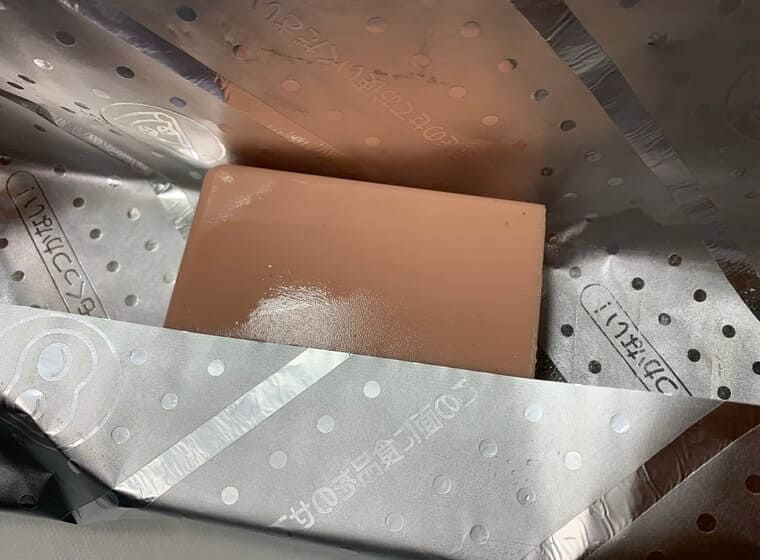業務スーパーのリッチストロベリーチーズケーキをアルミホイルで包んでいる写真