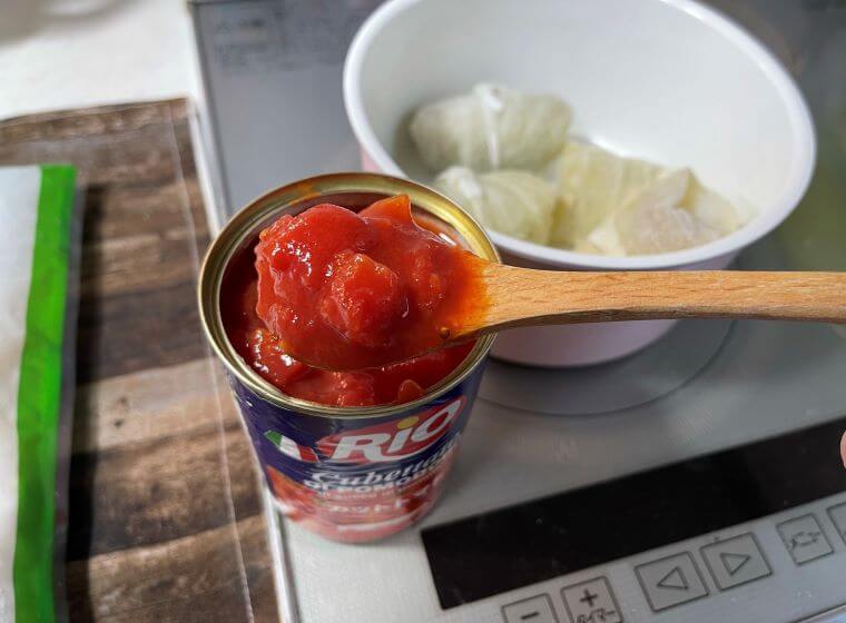 業務スーパーのトマト缶をスプーンですくった写真