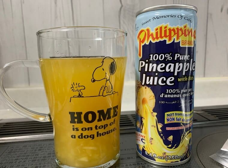 業務スーパーのパイナップルジュースをコップに注いだ写真